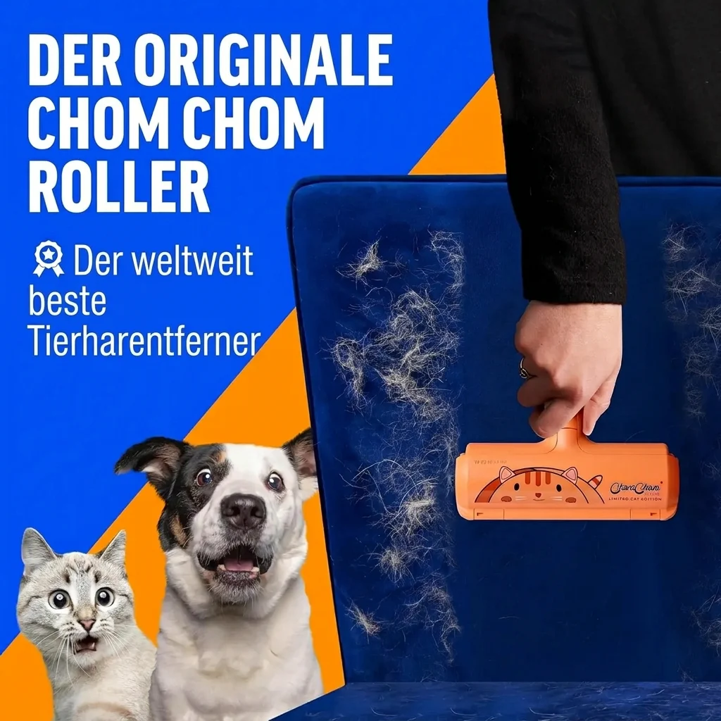 Der Original Chom Chom Roller, der weltbeste Tierhaarentferner, entfernt Katzen- und Hundehaare von einer blauen Couch, während eine Katze und ein Hund zusehen.